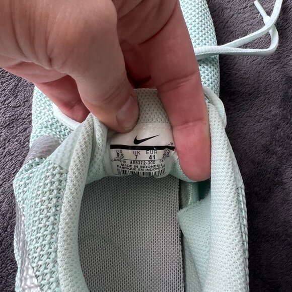 Nike Revolution 7 Easyon Shoe in Barley Green/White/Metallic Silver Size 9.5 - Picture 8 of 8